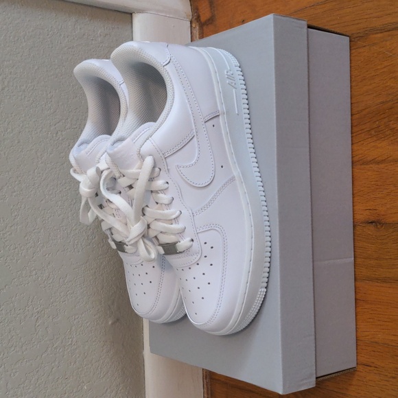 Nike Shoes - Nike Air Force 1 07 low top, white, women's size 8